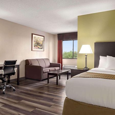 Baymont By Wyndham Monroe Hotel Екстериор снимка