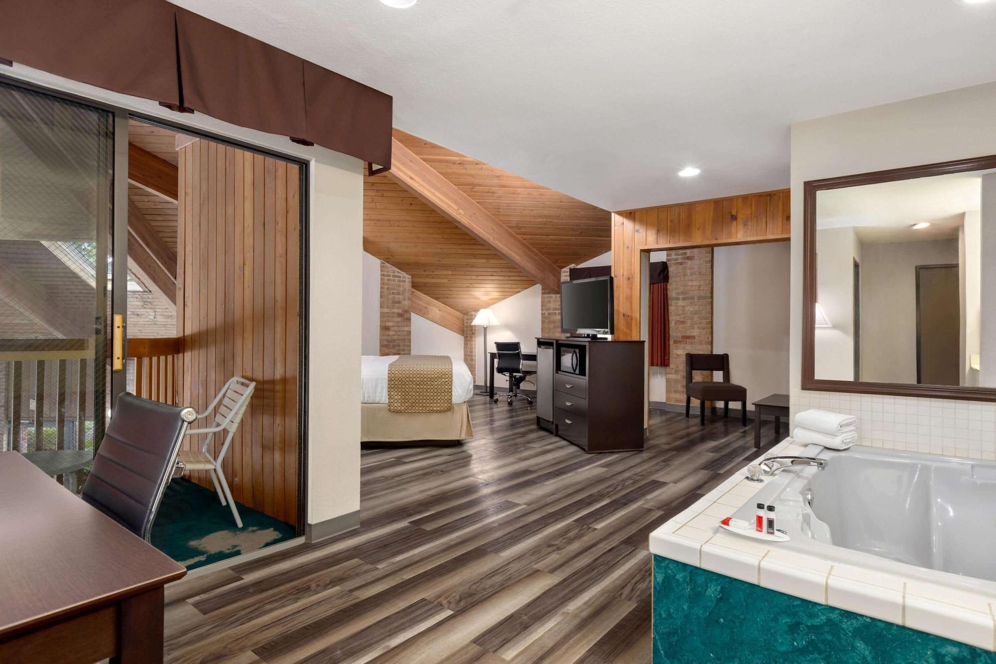 Baymont By Wyndham Monroe Hotel Екстериор снимка