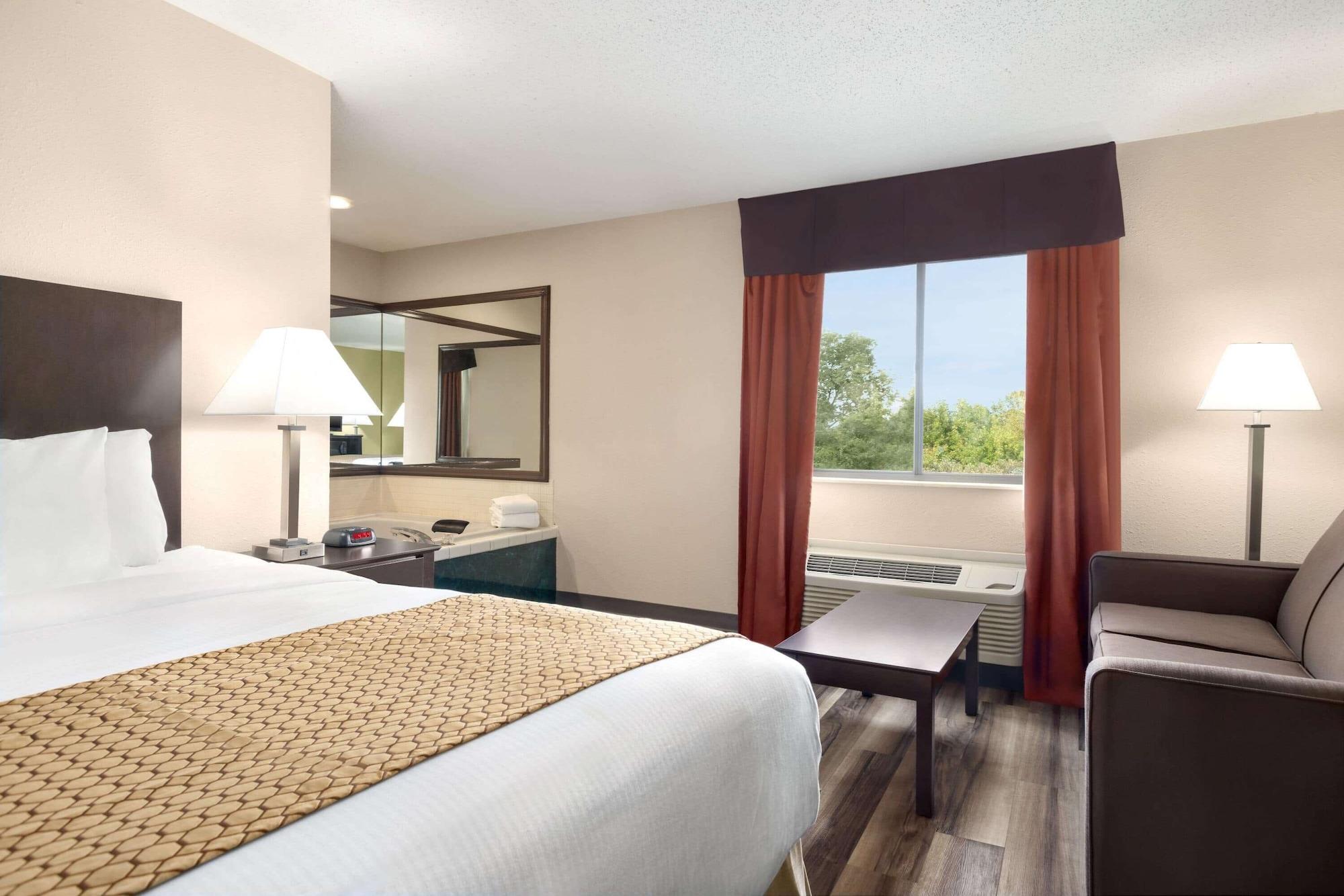 Baymont By Wyndham Monroe Hotel Екстериор снимка