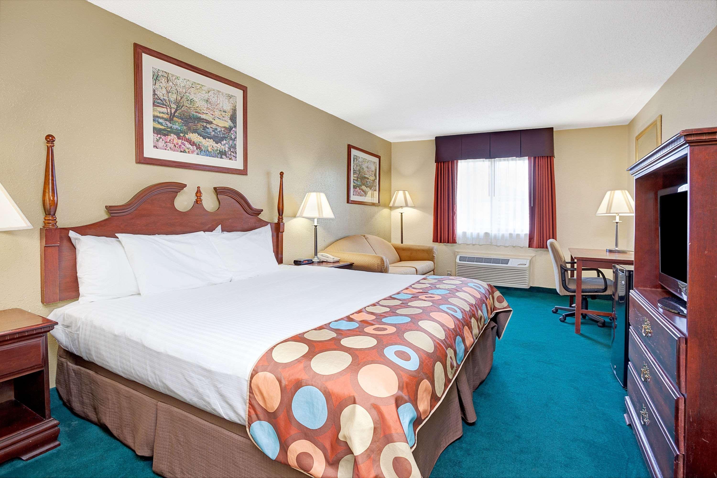 Baymont By Wyndham Monroe Hotel Екстериор снимка
