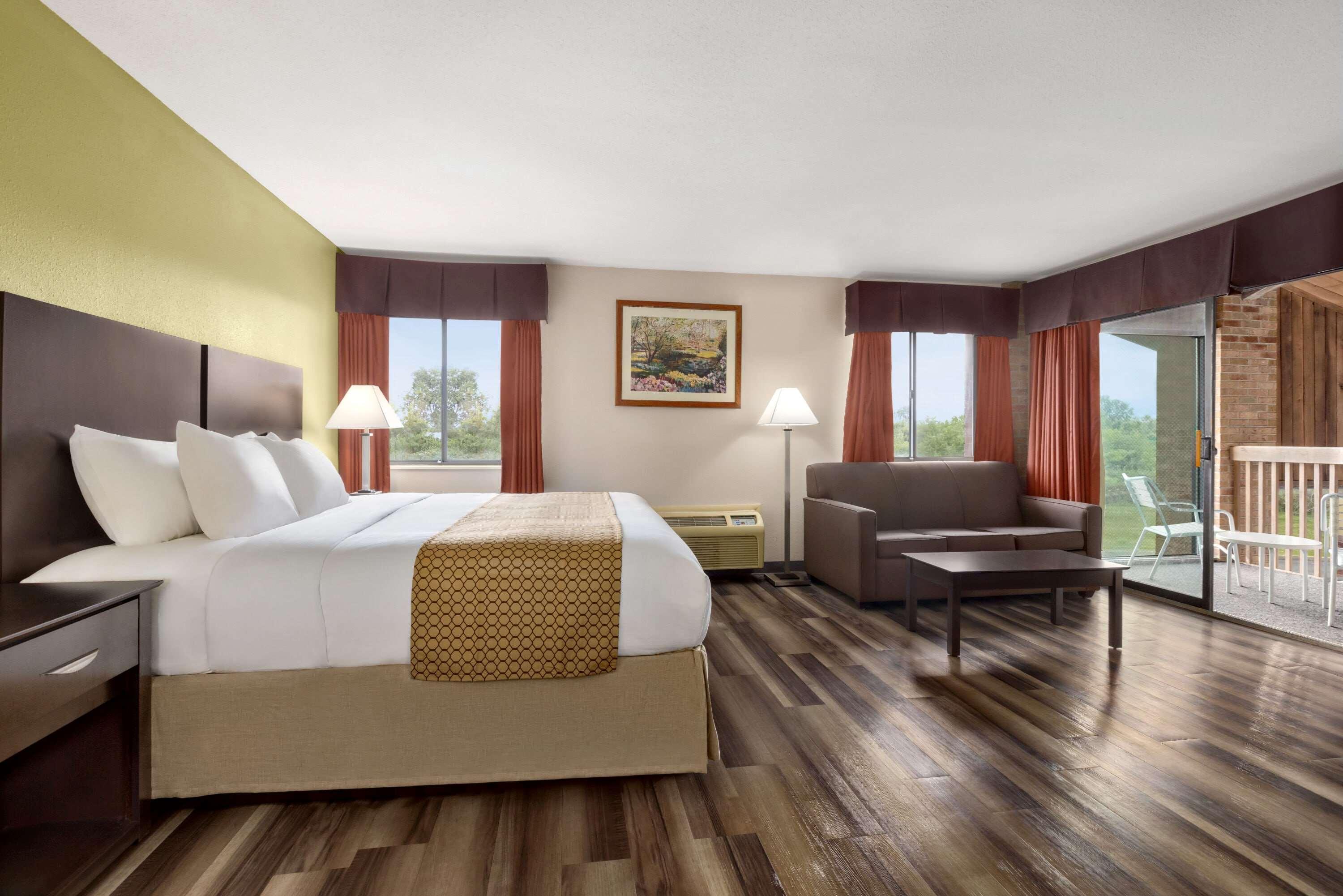 Baymont By Wyndham Monroe Hotel Екстериор снимка