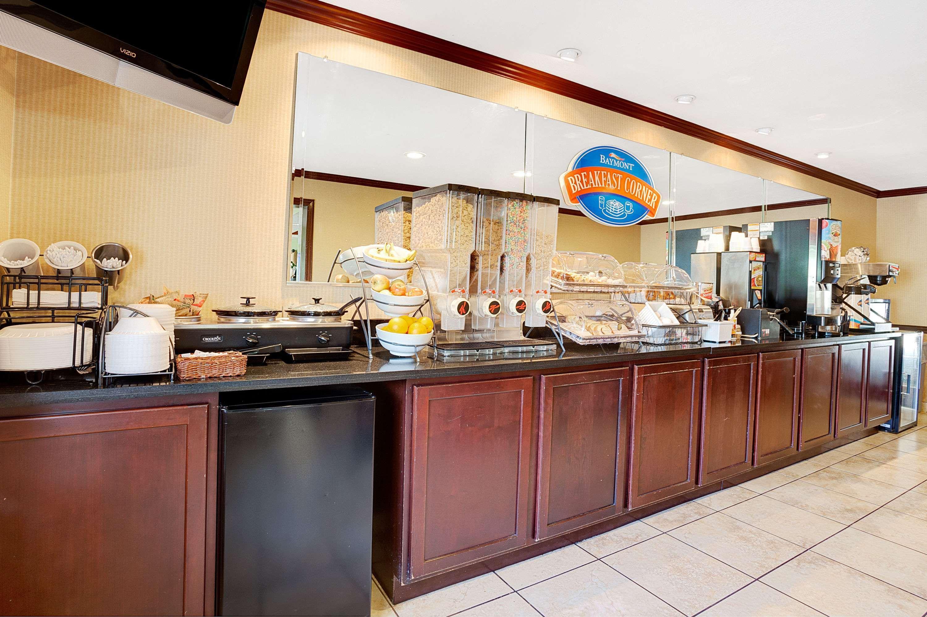 Baymont By Wyndham Monroe Hotel Екстериор снимка
