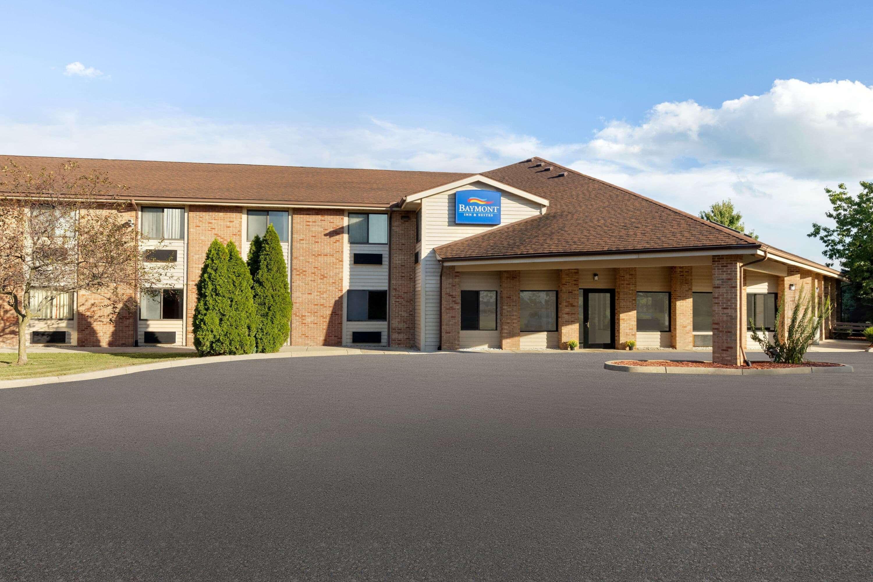 Baymont By Wyndham Monroe Hotel Екстериор снимка