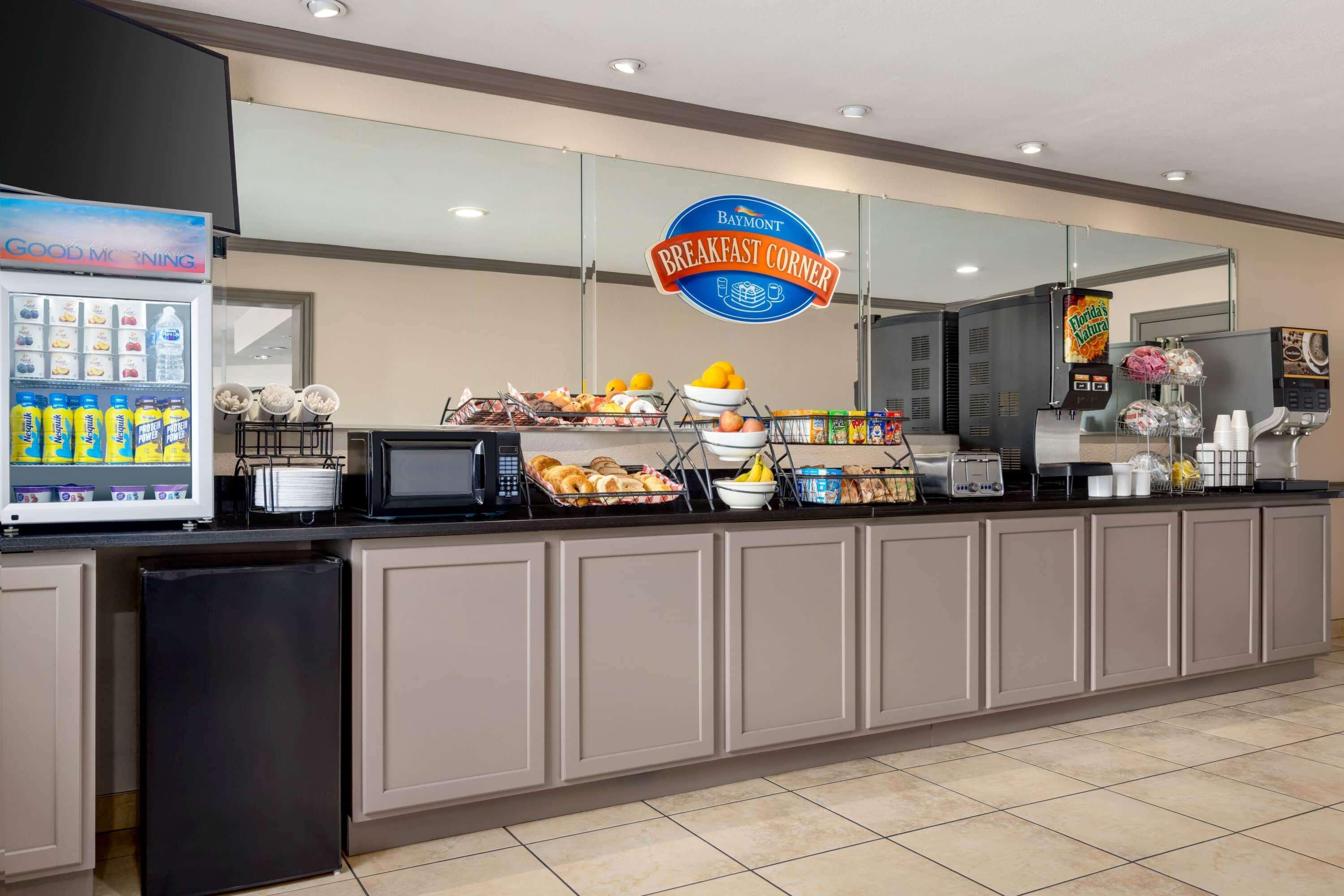 Baymont By Wyndham Monroe Hotel Екстериор снимка